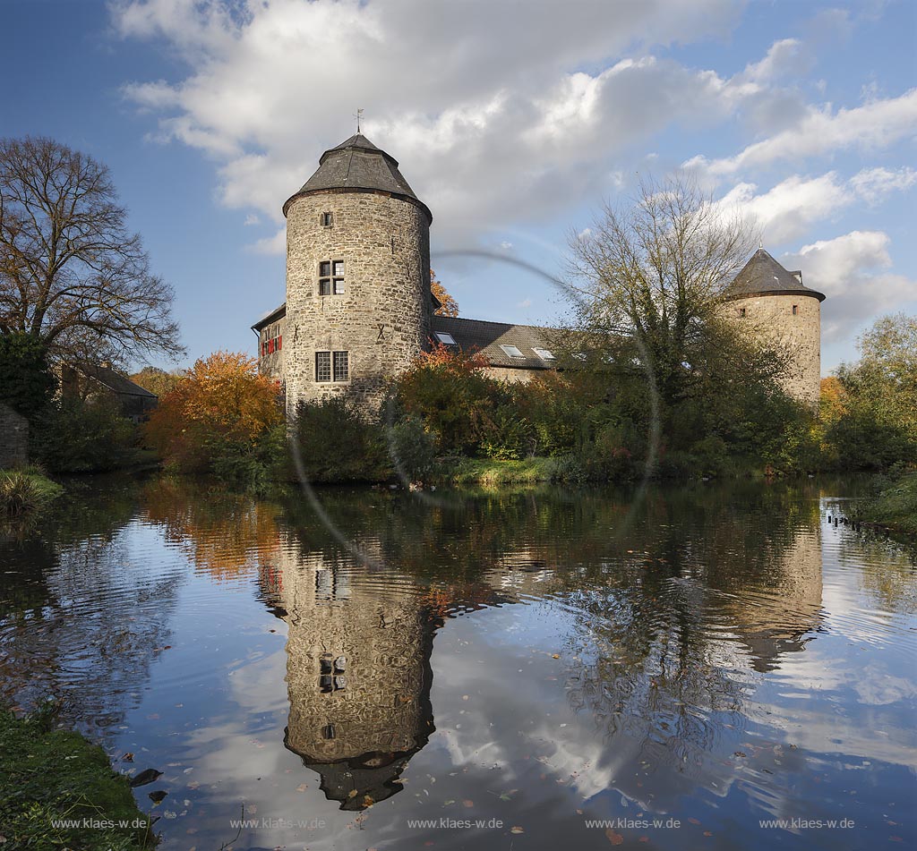 Ratingen, Wasserburg Haus zum Haus im Herbst, sie ist eine der wenigen gut erhaltenen, mittelalterlichen Wehrburgen in dieser Region und deren Urspruenge der heutigen Kernburg mit den markanten Tuermen stammen aus dem Jahr 1276; Ratingen, moated castle Haus zum Haus in autumn.