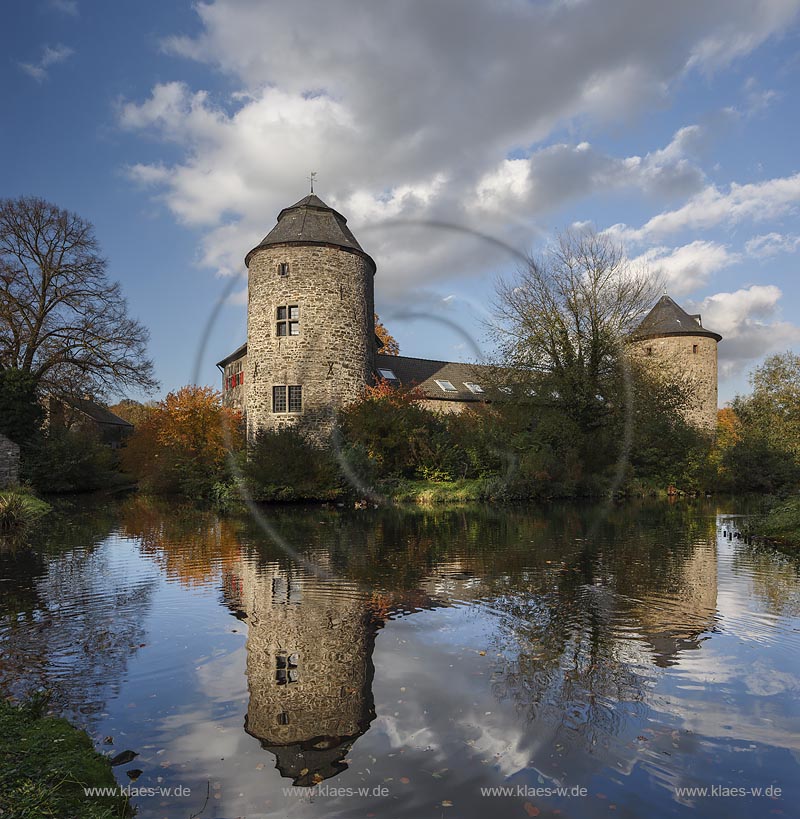 Ratingen, Wasserburg Haus zum Haus im Herbst, sie ist eine der wenigen gut erhaltenen, mittelalterlichen Wehrburgen in dieser Region und deren Urspruenge der heutigen Kernburg mit den markanten Tuermen stammen aus dem Jahr 1276; Ratingen, moated castle Haus zum Haus in autumn.