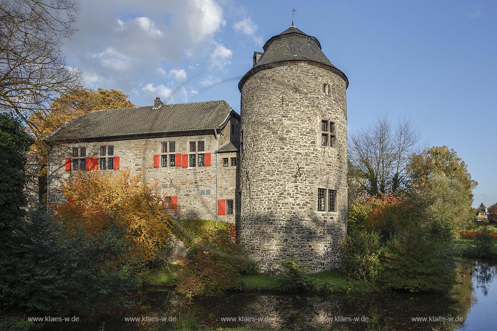 Ratingen, Wasserburg Haus zum Haus im Herbst, sie ist eine der wenigen gut erhaltenen, mittelalterlichen Wehrburgen in dieser Region und deren Urspruenge der heutigen Kernburg mit den markanten Tuermen stammen aus dem Jahr 1276; Ratingen, moated castle Haus zum Haus in autumn.