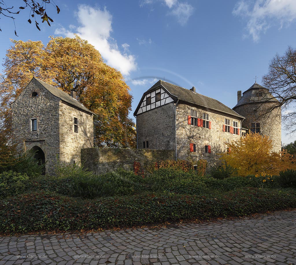 Ratingen, Wasserburg Haus zum Haus im Herbst, sie ist eine der wenigen gut erhaltenen, mittelalterlichen Wehrburgen in dieser Region und deren Urspruenge der heutigen Kernburg mit den markanten Tuermen stammen aus dem Jahr 1276; Ratingen, moated castle Haus zum Haus in autumn.