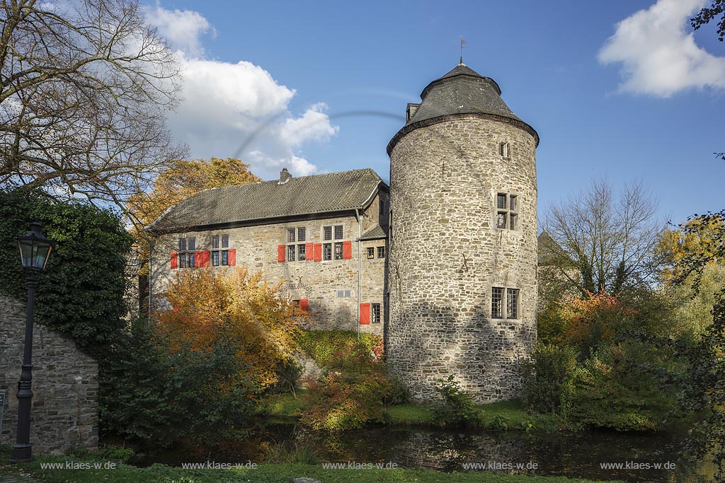 Ratingen, Wasserburg Haus zum Haus im Herbst, sie ist eine der wenigen gut erhaltenen, mittelalterlichen Wehrburgen in dieser Region und deren Urspruenge der heutigen Kernburg mit den markanten Tuermen stammen aus dem Jahr 1276; Ratingen, moated castle Haus zum Haus in autumn.