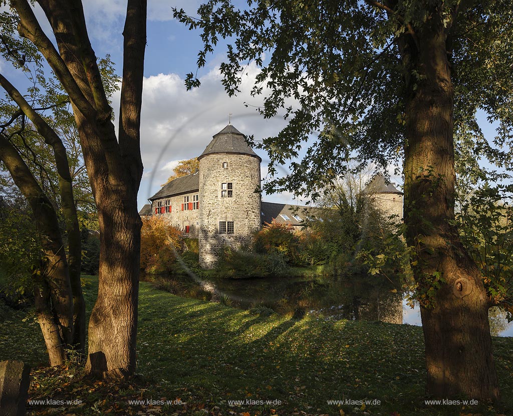 Ratingen, Wasserburg Haus zum Haus im Herbst, sie ist eine der wenigen gut erhaltenen, mittelalterlichen Wehrburgen in dieser Region und deren Urspruenge der heutigen Kernburg mit den markanten Tuermen stammen aus dem Jahr 1276; Ratingen, moated castle Haus zum Haus in autumn.