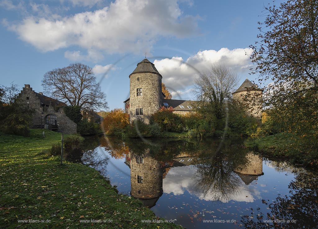 Ratingen, Wasserburg Haus zum Haus im Herbst, sie ist eine der wenigen gut erhaltenen, mittelalterlichen Wehrburgen in dieser Region und deren Urspruenge der heutigen Kernburg mit den markanten Tuermen stammen aus dem Jahr 1276; Ratingen, moated castle Haus zum Haus in autumn.