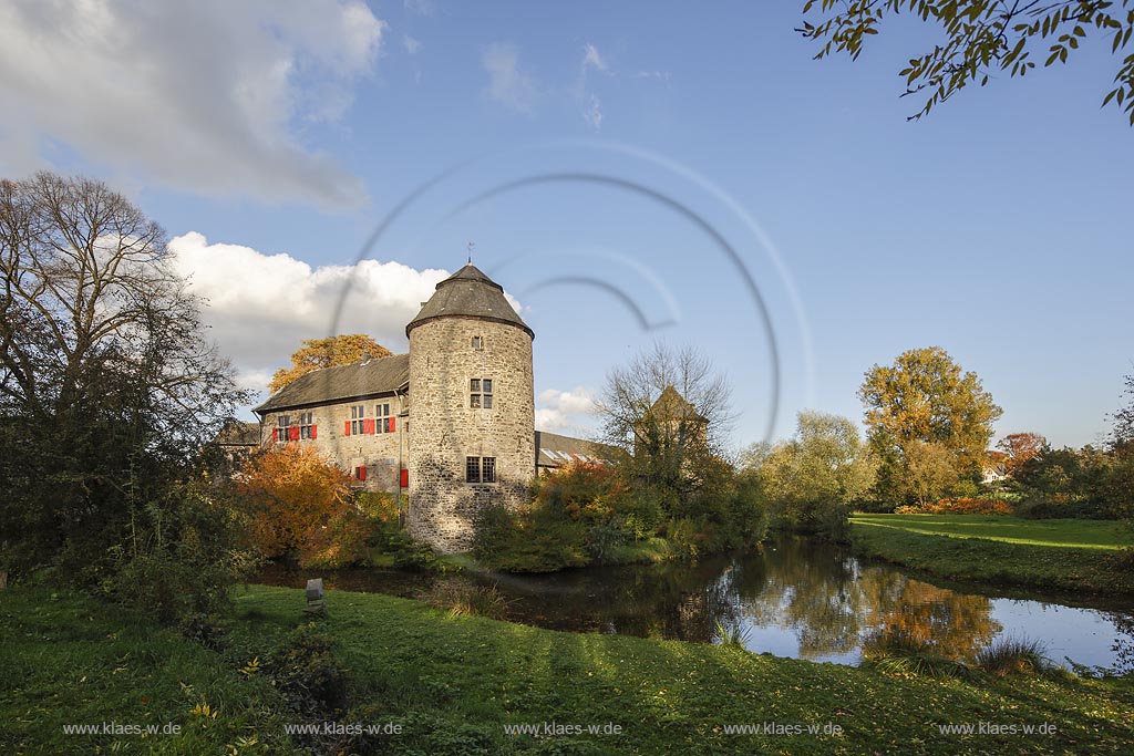 Ratingen, Wasserburg Haus zum Haus im Herbst, sie ist eine der wenigen gut erhaltenen, mittelalterlichen Wehrburgen in dieser Region und deren Urspruenge der heutigen Kernburg mit den markanten Tuermen stammen aus dem Jahr 1276; Ratingen, moated castle Haus zum Haus in autumn.