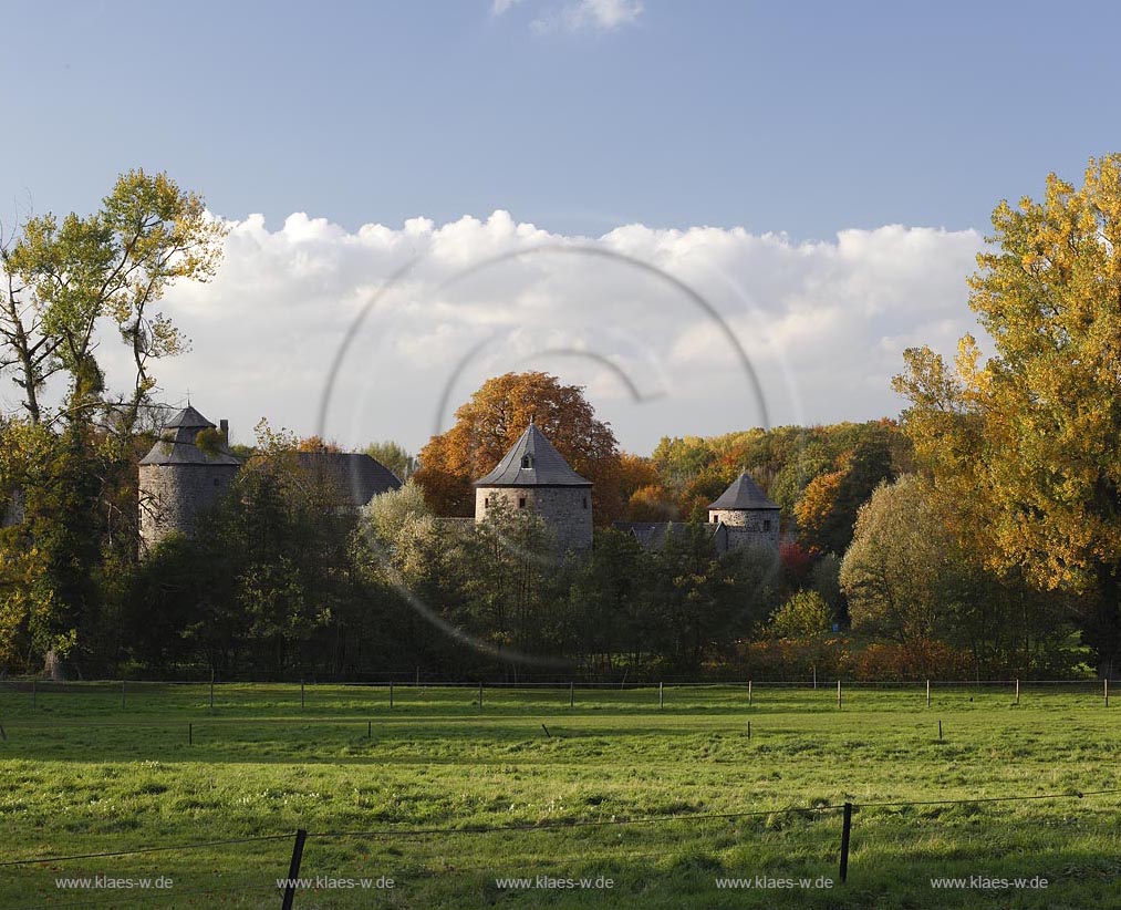 Ratingen, Wasserburg Haus zum Haus im Herbst, sie ist eine der wenigen gut erhaltenen, mittelalterlichen Wehrburgen in dieser Region und deren Urspruenge der heutigen Kernburg mit den markanten Tuermen stammen aus dem Jahr 1276; Ratingen, moated castle Haus zum Haus in autumn.