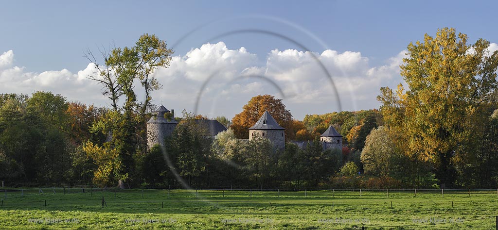 Ratingen, Wasserburg Haus zum Haus im Herbst, sie ist eine der wenigen gut erhaltenen, mittelalterlichen Wehrburgen in dieser Region und deren Urspruenge der heutigen Kernburg mit den markanten Tuermen stammen aus dem Jahr 1276; Ratingen, moated castle Haus zum Haus in autumn.