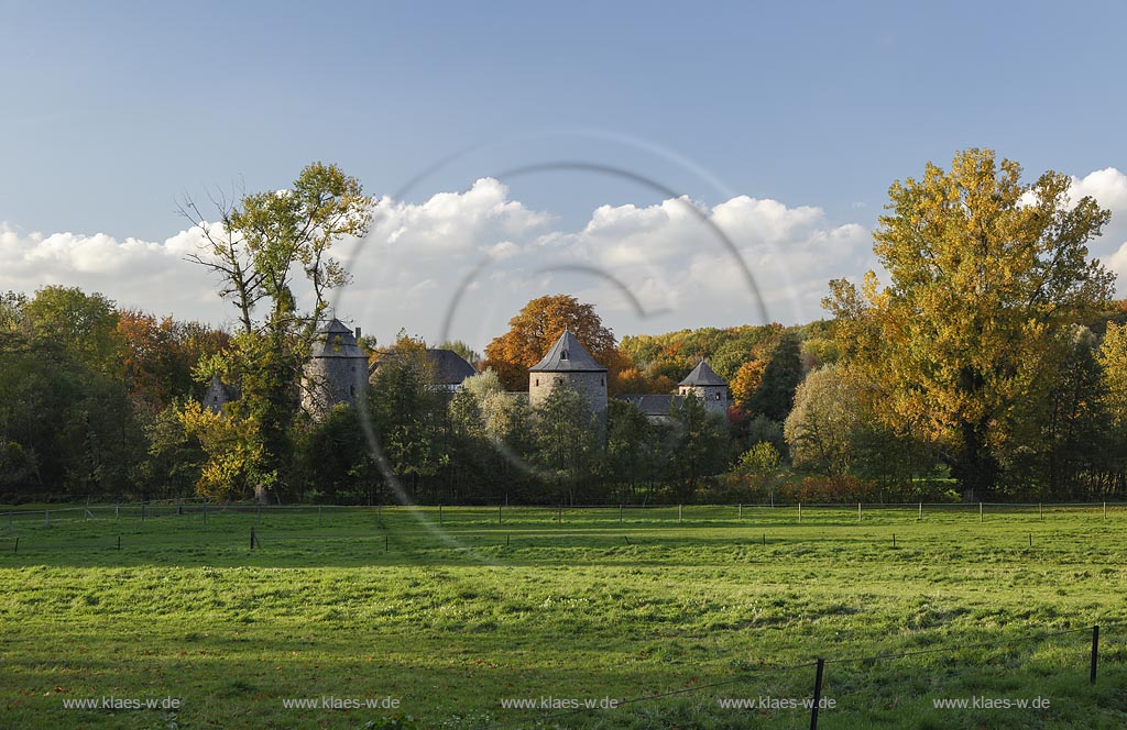 Ratingen, Wasserburg Haus zum Haus im Herbst, sie ist eine der wenigen gut erhaltenen, mittelalterlichen Wehrburgen in dieser Region und deren Urspruenge der heutigen Kernburg mit den markanten Tuermen stammen aus dem Jahr 1276; Ratingen, moated castle Haus zum Haus in autumn.