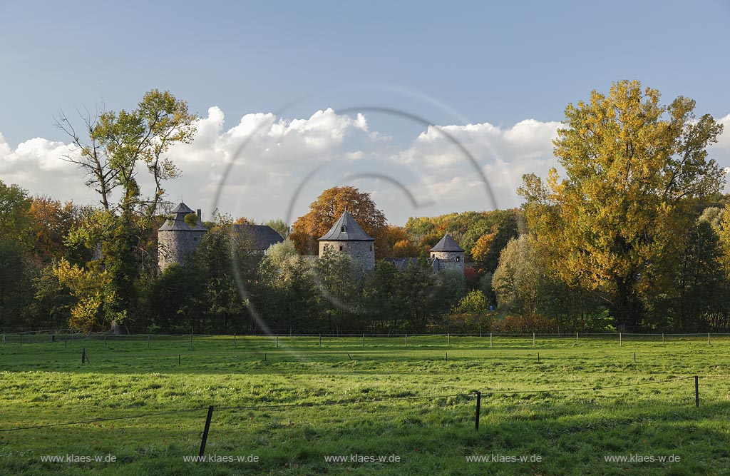 Ratingen, Wasserburg Haus zum Haus im Herbst, sie ist eine der wenigen gut erhaltenen, mittelalterlichen Wehrburgen in dieser Region und deren Urspruenge der heutigen Kernburg mit den markanten Tuermen stammen aus dem Jahr 1276; Ratingen, moated castle Haus zum Haus in autumn.