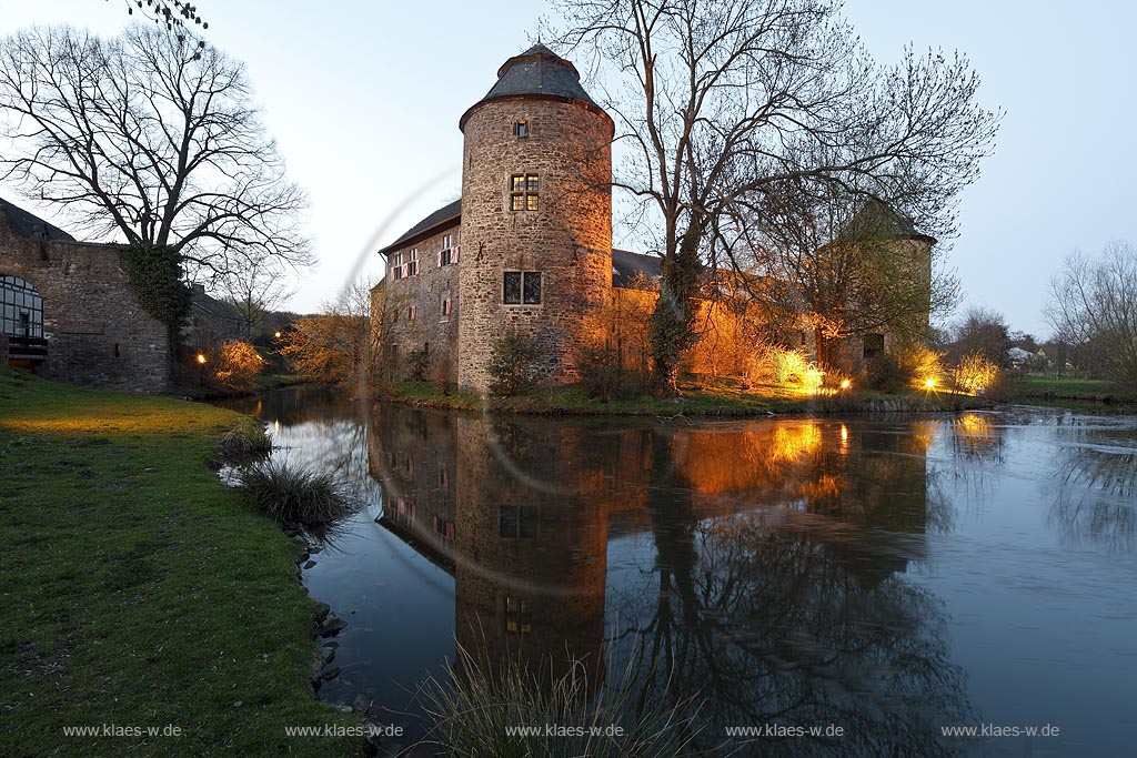 Ratingen Wasserburg Haus zum Haus mit Spiegelbild waehrend der blauen Stunde im Fruehling; Ratingen moated castle Haus zum Haus (house to house) with mirror image during blue hour in springtime