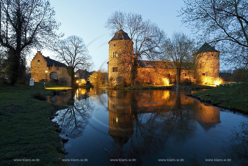 Ratingen Wasserburg Haus zum Haus mit Spiegelbild waehrend der blauen Stunde im Fruehling; Ratingen moated castle Haus zum Haus (house to house) with mirror image during blue hour in springtime