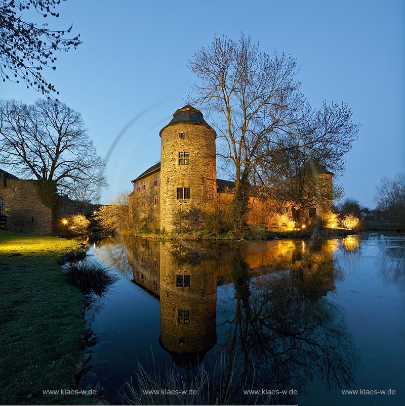 Ratingen Wasserburg Haus zum Haus mit Spiegelbild waehrend der blauen Stunde im Fruehling; Ratingen moated castle Haus zum Haus (house to house) with mirror image during blue hour in springtime