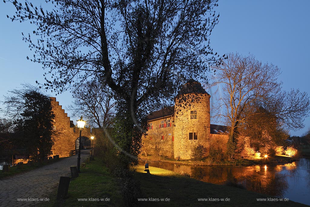 Ratingen Wasserburg Haus zum Haus waehrend der blauen Stunde im Fruehling; Ratingen moated castle Haus zum Haus (house to house) during blue hour in springtime