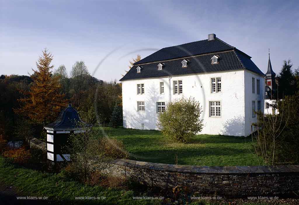 Denklingen, Reichshof, Oberbergischer Kreis, Bergisches Land, Landkreis Kln, Blick auf Burg mit Burggarten und Fachwerkhaeuschen, Fachwerkhuschen 