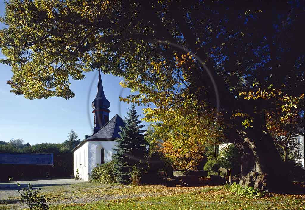 Denklingen, Reichshof, Oberbergischer Kreis, Bergisches Land, Landkreis Kln, Blick auf Evangelische Kapelle, Kirche in Herbststimmung