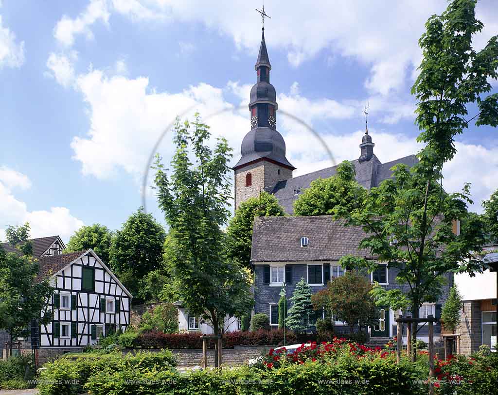 Eckenhagen, Reichshof, Oberbergischer Kreis, Bergisches Land, Landkreis Kln, Blick auf Ort und Kirche im Sommer    