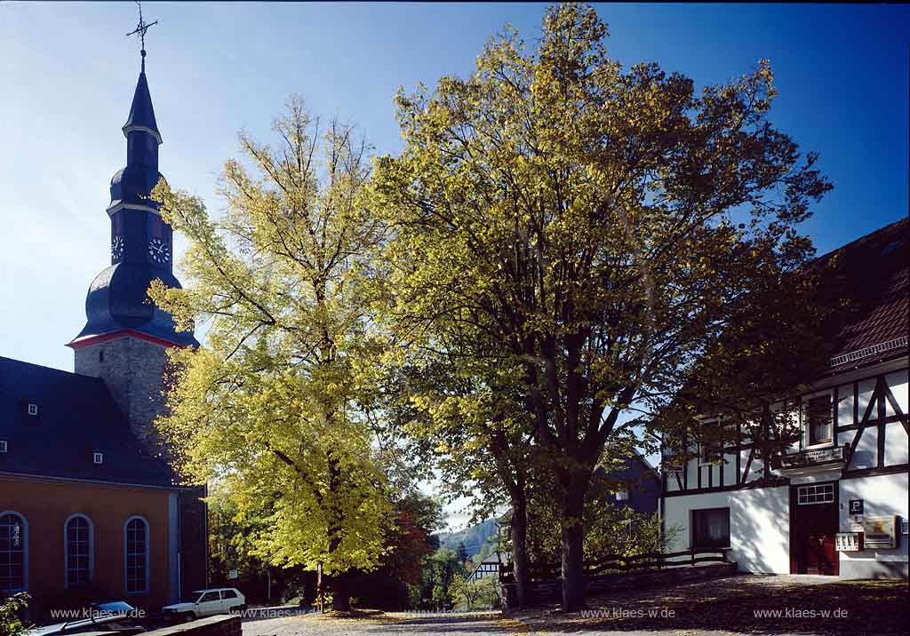 Eckenhagen, Reichshof, Oberbergischer Kreis, Bergisches Land, Landkreis Kln, Blick auf Dorfplatz mit Kirche und Gasthaus in Herbststimmung    