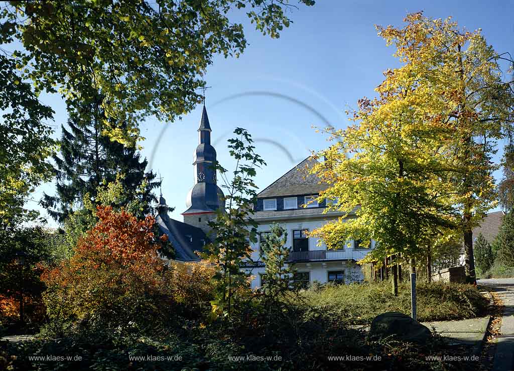 Eckenhagen, Reichshof, Oberbergischer Kreis, Bergisches Land, Landkreis Kln, Blick auf Kirche und Gaststtte, Gaststaette Haus des Gastes in Herbststimmung    