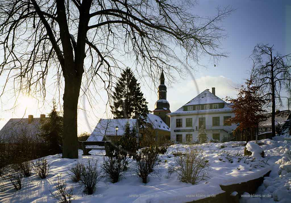 Eckenhagen, Reichshof, Oberbergischer Kreis, Bergisches Land, Landkreis Kln, Blick auf Ort mit Kirche am Abend in Winterlandschaft, Schneelandschaft   