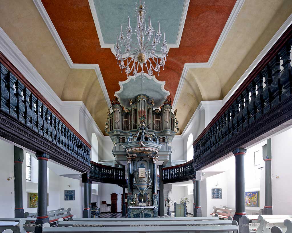 Reichshof Eckenhagen barocke Kirche innen Die historische Orgel in der evangelischen Barockkirche in Eckenhagen wurde gegen Ende des 18ten Jahrhunderts von dem genialen oberbergischen Orgelbauer Johann Christian Kleine erschaffen. Sie ist eine der bedeutendsten Orgelnmin noerdlichen Rheinland, die Ansciht zeigt die Orgel nach ihrer historisch korrekten Renovierung durch den renommierten Orgelbaumeister Hubert Fasen von 2005 - 2007; Reichshof-Eckenhagen the baroque church and organ 