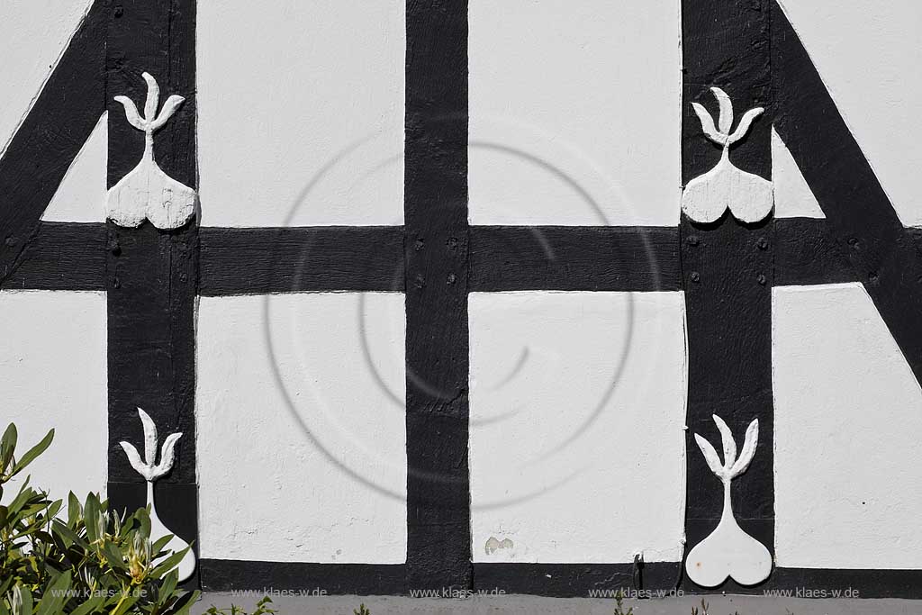 Reichshof Eckenhagen, eines der aeltesten erhaltenen bergischen Fachwerkhaeuser in Reichshof, Frontfassade ist verschifert , Fachwerkdetail Balken schwarz und Putz weiss, Symbol dass flammende Herz Zeichen der Gegenreformation, Symbolik Religion; frame house detail, symbol of religion, flaming heart, burning heart