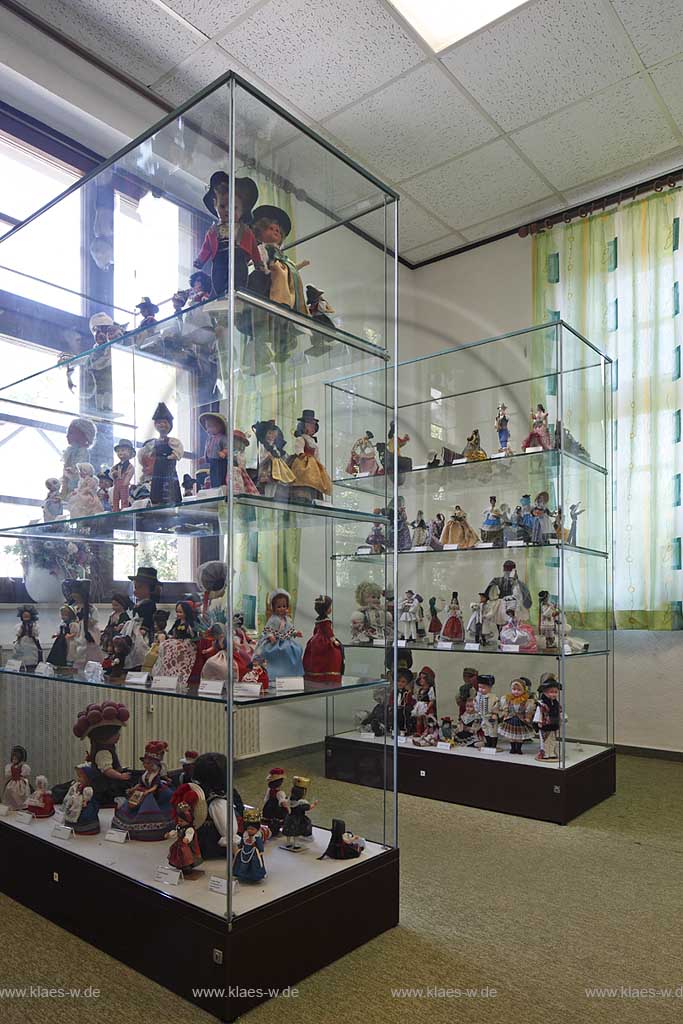 Reichsdorf Eckenhagen, Puppenmuseum Haus des Gastes, Ausstellungsraum Glasvitrinen mit 600 Trachtenpuppen aus aller Welt, museum of dolls house of guests