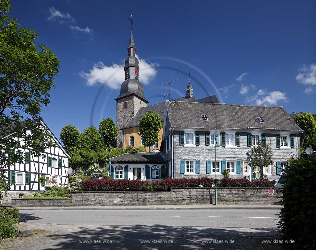 Reichshof Eckenhagen, Ortskern mit Blick auf die evangelische Barockkirche mit einem Fachwerkhaus und einem Schieferhaus im Vordergrund; town centre with baroque church, a frame house and a house of shist