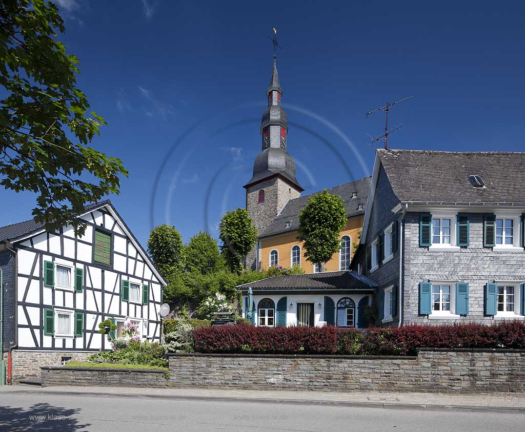 Reichshof Eckenhagen, Ortskern mit Blick auf die evangelische Barockkirche mit einem Fachwerkhaus und einem Schieferhaus im Vordergrund; town centre with baroque church, a frame house and a house of shist