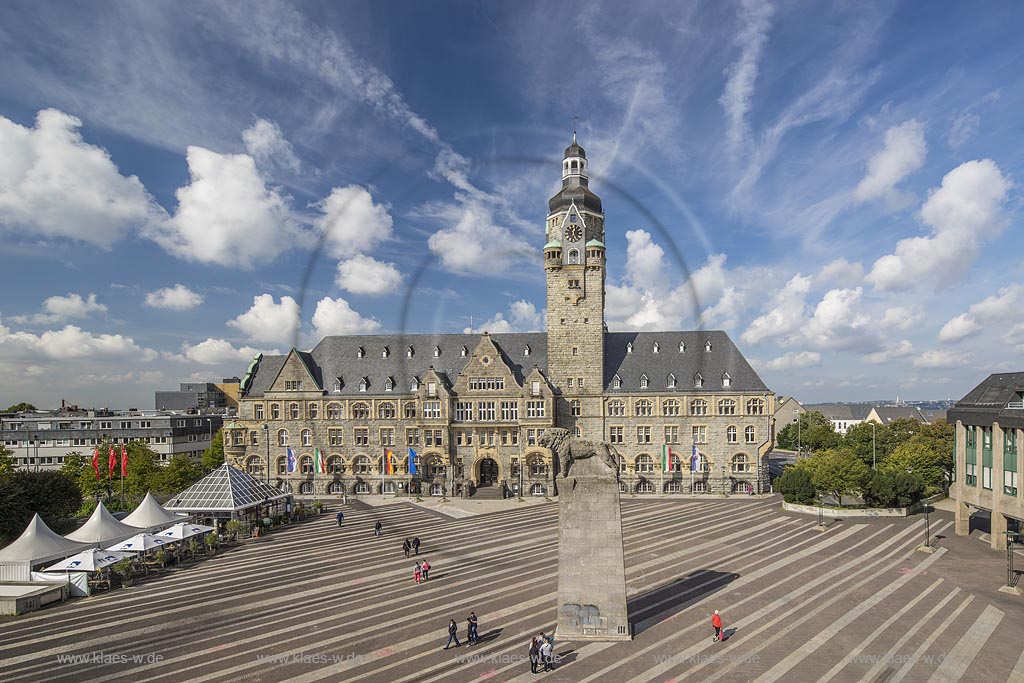Remscheid, Theodor Heuss-Platz mit dem 1906 eingeweihten Rathaus und Denkmal "Bergischer Loewe", Wappentier des Bergischen Landes seit 1225.