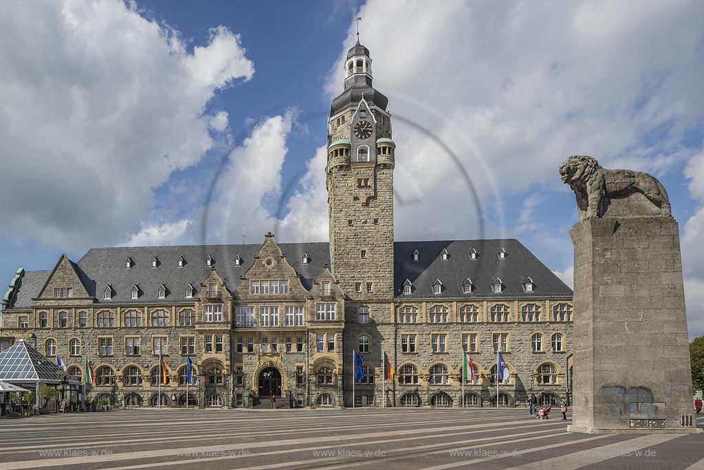 Remscheid, Theodor Heuss-Platz mit dem 1906 eingeweihten Rathaus und Denkmal "Bergischer Loewe", Wappentier des Bergischen Landes seit 1225.