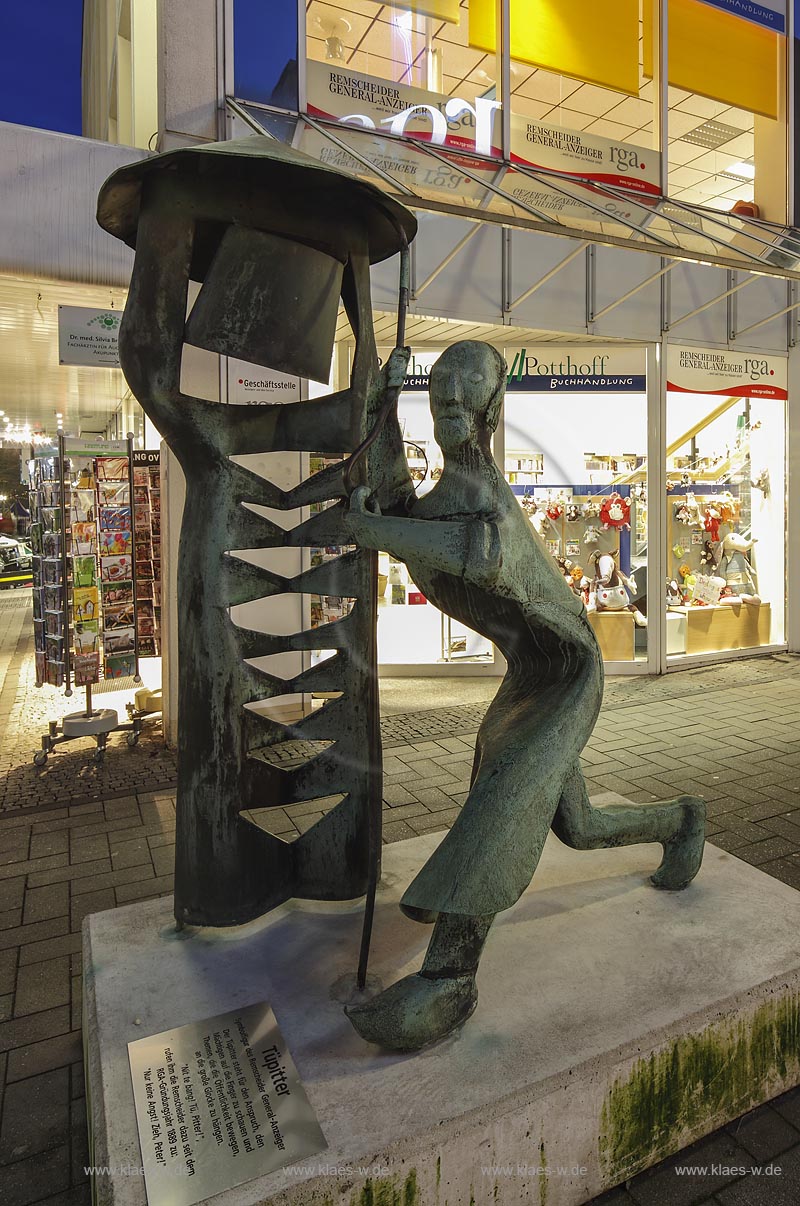 Remscheid, Alleestrasse, "Tuepitter", Symbolfigur des Remscheider General-Anzeiger. Der Tuepitter steht fuer den Anspruch, den Maechtigen auf die Finger zu schauen und Themen, die die Oeffentlichkeit bewegen, an die groe Glocke zu haengen. Nit te bang! Tue, Pitter! rufen ihm die Remscheider dazu seit dem RGA-Gruendungsjahr 1889 zu:  Nur keine Angst! Zieh, Peter!; Remscheid, street Alleestrasse, "Tuepitter", figurehead of the Remscheider General-Anzeiger.