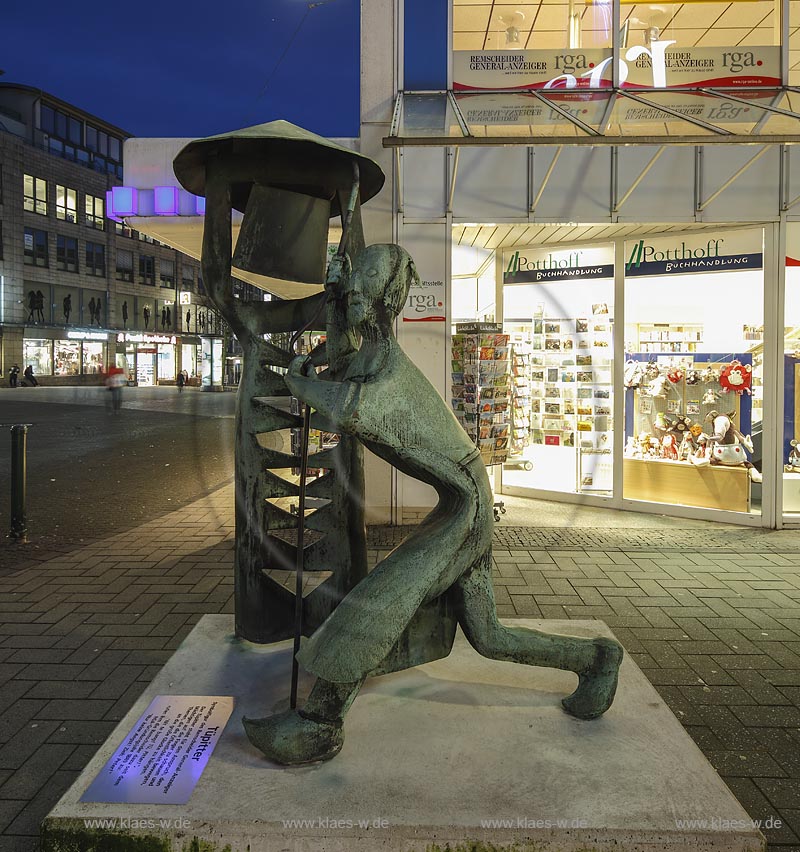 Remscheid, Alleestrasse, "Tuepitter", Symbolfigur des Remscheider General-Anzeiger. Der Tuepitter steht fuer den Anspruch, den Maechtigen auf die Finger zu schauen und Themen, die die Oeffentlichkeit bewegen, an die groe Glocke zu haengen. Nit te bang! Tue, Pitter! rufen ihm die Remscheider dazu seit dem RGA-Gruendungsjahr 1889 zu:  Nur keine Angst! Zieh, Peter!; Remscheid, street Alleestrasse, "Tuepitter", figurehead of the Remscheider General-Anzeiger.