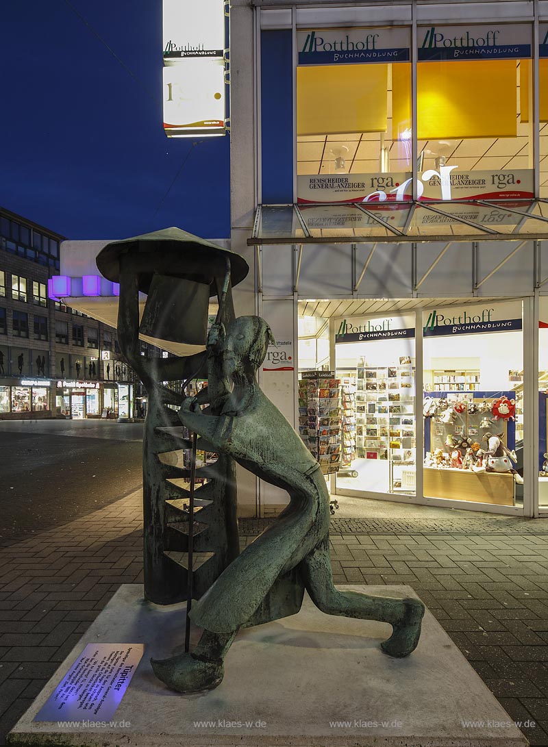 Remscheid, Alleestrasse, "Tuepitter", Symbolfigur des Remscheider General-Anzeiger. Der Tuepitter steht fuer den Anspruch, den Maechtigen auf die Finger zu schauen und Themen, die die Oeffentlichkeit bewegen, an die groe Glocke zu haengen. Nit te bang! Tue, Pitter! rufen ihm die Remscheider dazu seit dem RGA-Gruendungsjahr 1889 zu:  Nur keine Angst! Zieh, Peter!; Remscheid, street Alleestrasse, "Tuepitter", figurehead of the Remscheider General-Anzeiger.