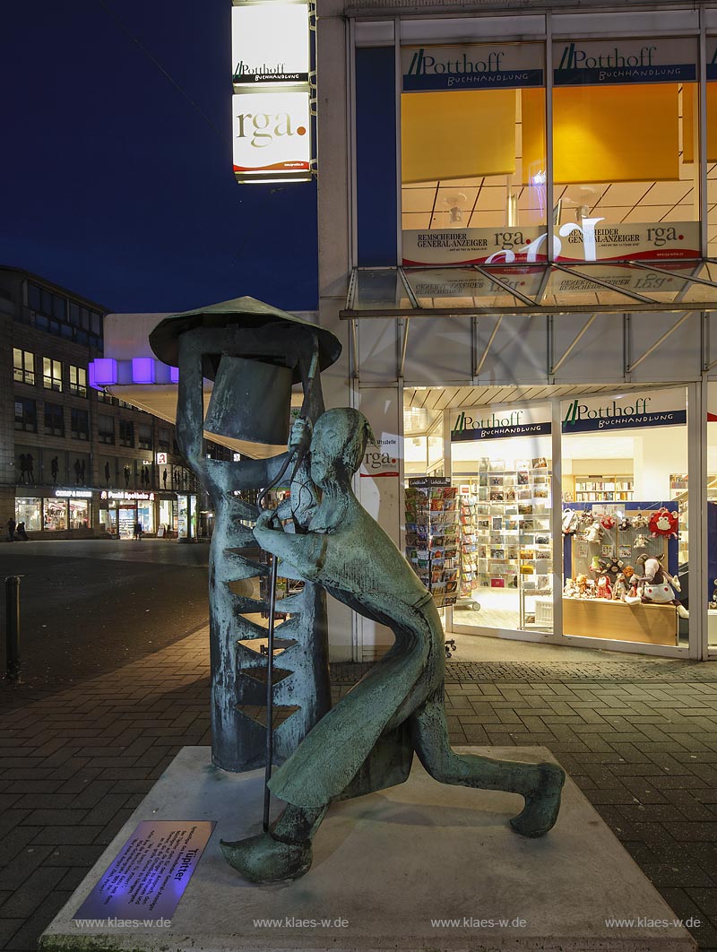 Remscheid, Alleestrasse, "Tuepitter", Symbolfigur des Remscheider General-Anzeiger. Der Tuepitter steht fuer den Anspruch, den Maechtigen auf die Finger zu schauen und Themen, die die Oeffentlichkeit bewegen, an die groe Glocke zu haengen. Nit te bang! Tue, Pitter! rufen ihm die Remscheider dazu seit dem RGA-Gruendungsjahr 1889 zu:  Nur keine Angst! Zieh, Peter!; Remscheid, street Alleestrasse, "Tuepitter", figurehead of the Remscheider General-Anzeiger.