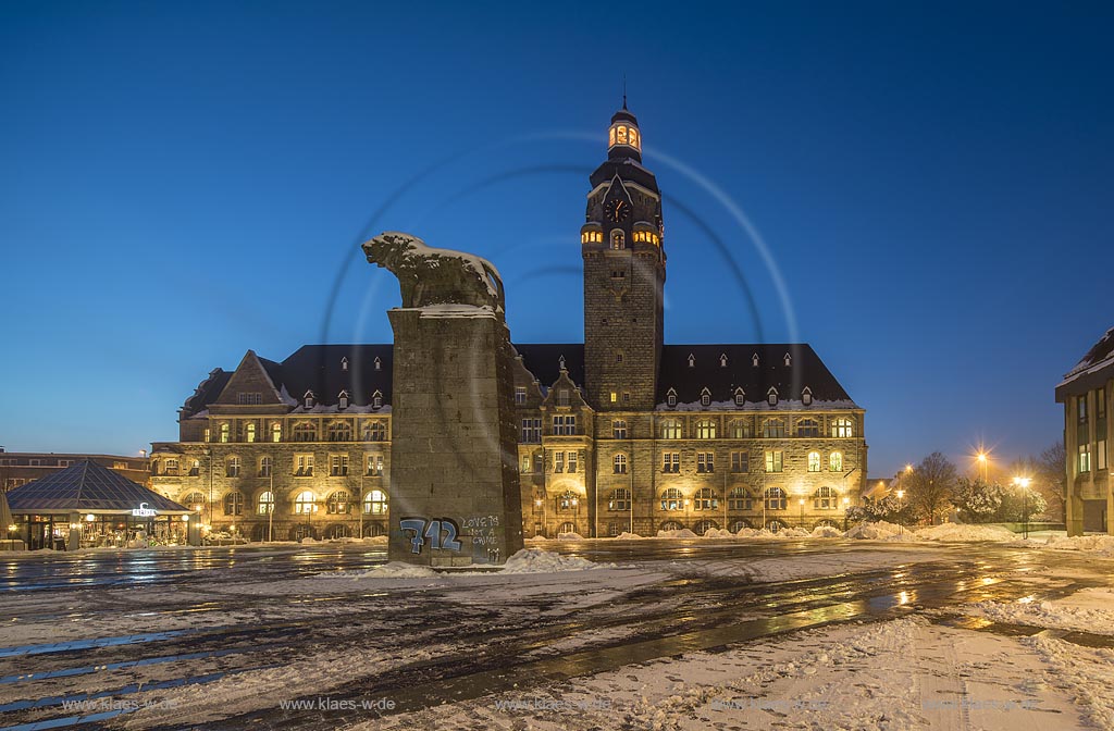 Remscheid Alt-Remscheid, Theodor-Heuss-Platz mit dem Loewendenkmal "Bergischer Loewe" und dem Rathaus im Renaissance Stil zur blauen Stunde; Remscheid, Theodor-Heuss square with memorial "Bergischer Loewe" and city hall during blue hour.