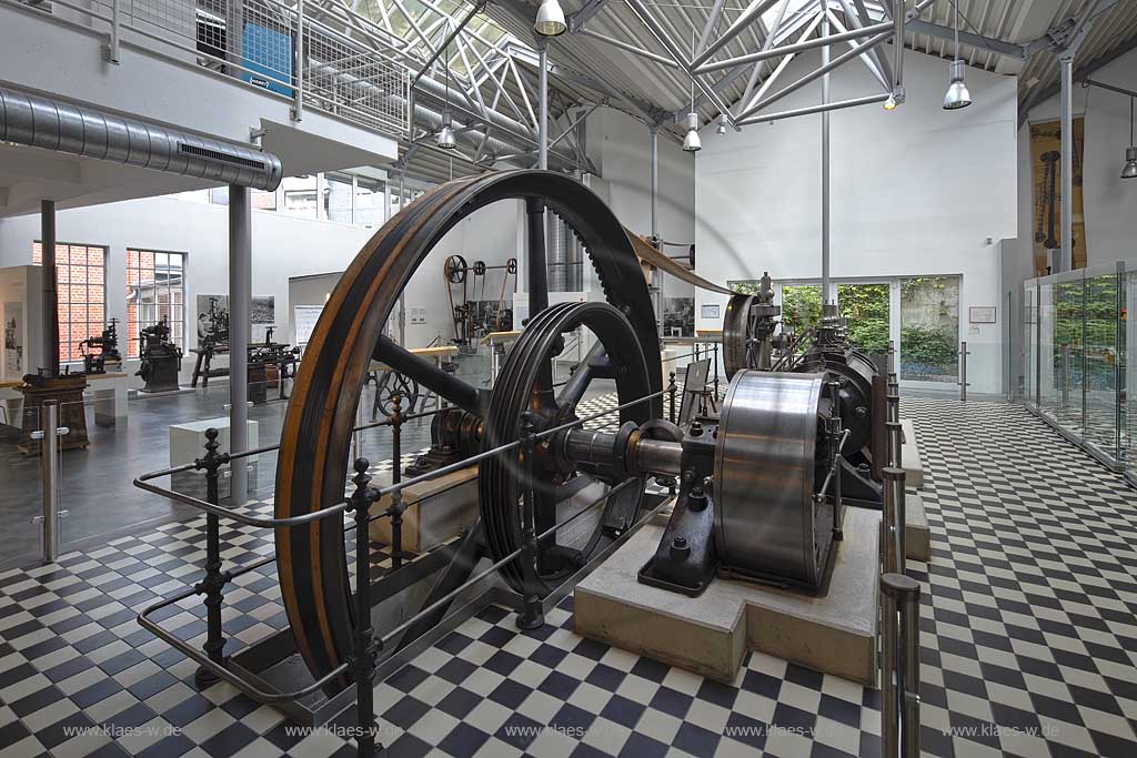 Remscheid Hasten Historisches Zentrum Deutsches Werkzeugmuseum Innenansicht mit einer Dampfmaschine; Remscheid Hastern German Tools Museum, historically center, interior view with steam engine