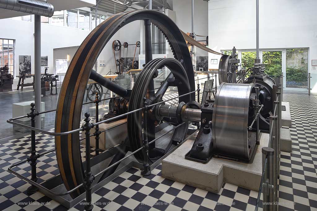 Remscheid Hasten Historisches Zentrum Deutsches Werkzeugmuseum Innenansicht mit einer Dampfmaschine; Remscheid Hastern German Tools Museum, historically center, interior view with steam engine