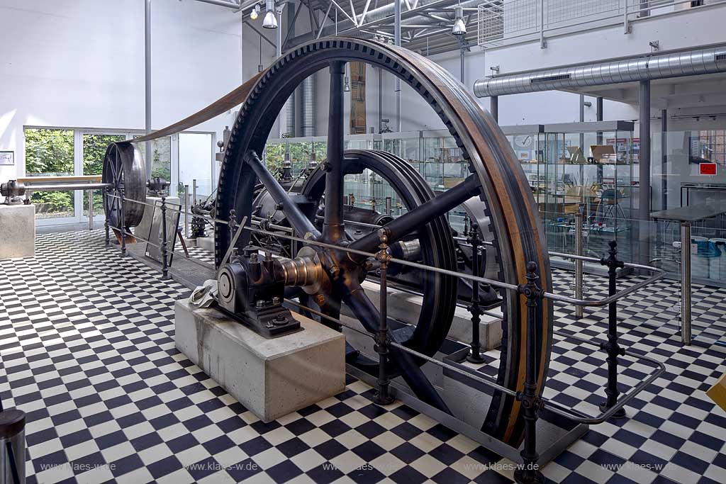 Remscheid Hasten Historisches Zentrum Deutsches Werkzeugmuseum Innenansicht mit einer Dampfmaschine; Remscheid Hastern German Tools Museum, historically center, interior view with steam engine