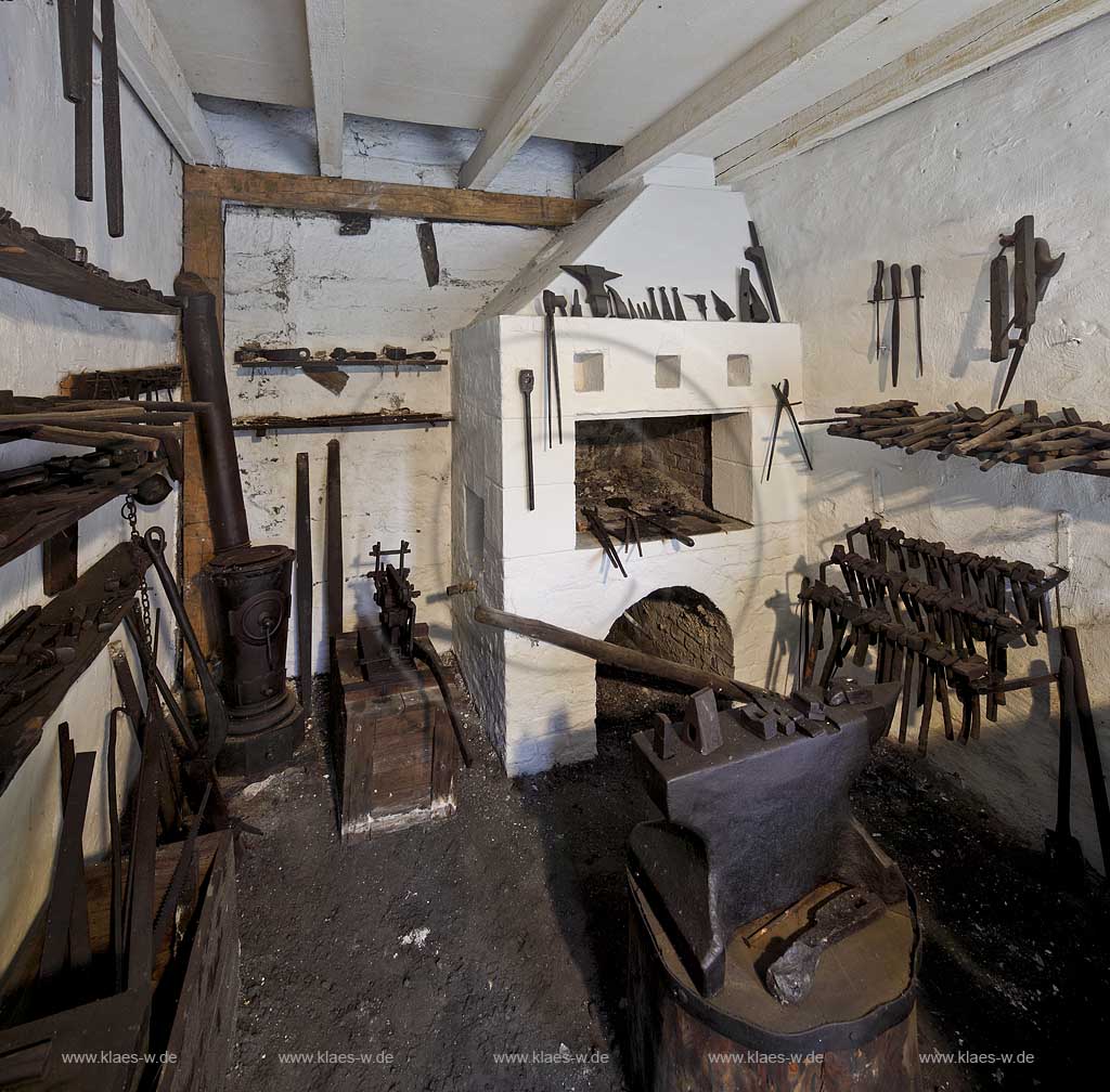 Remscheid Hasten Historisches Zentrum Deutsches Werkzeugmuseum Innenansicht in eine historische Hammerschmiede ; Remscheid Hastern German Tools Museum, historically center, interior view into historically hammer forge