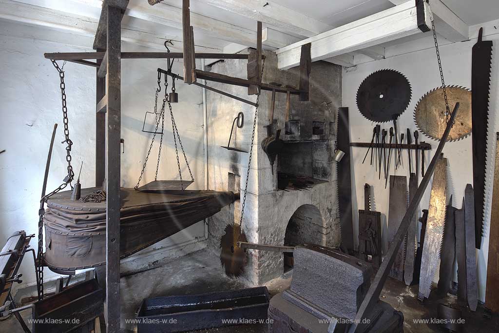 Remscheid Hasten Historisches Zentrum Deutsches Werkzeugmuseum Innenansicht in eine historische Saegenschmiede ; Remscheid Hastern German Tools Museum, historically center, interior view into historically saw forge