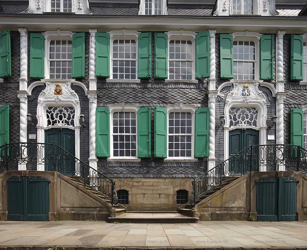 Remscheid Hasten Historisches Zentrum Haus Cleff verschieferte Fassade des Patrizierhauses aus dem Rokoko mit verziertem Portal in weiss  und Schlaglaeden gruen, beiden Portalen und Natursteintreppenaufgaengen; Remscheid Hasten front of patrician house Cleff from rokoko aerea