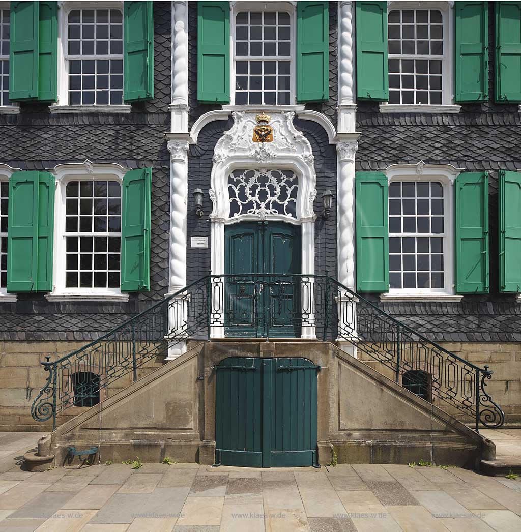 Remscheid Hasten Historisches Zentrum Haus Cleff verschieferte Fassade des Patrizierhauses aus dem Rokoko mit verziertem Portal in weiss  und Schlaglaeden gruen, Treppenaufgan aus Naturstein; Remscheid Hasten front of patrician house Cleff from rokoko aerea