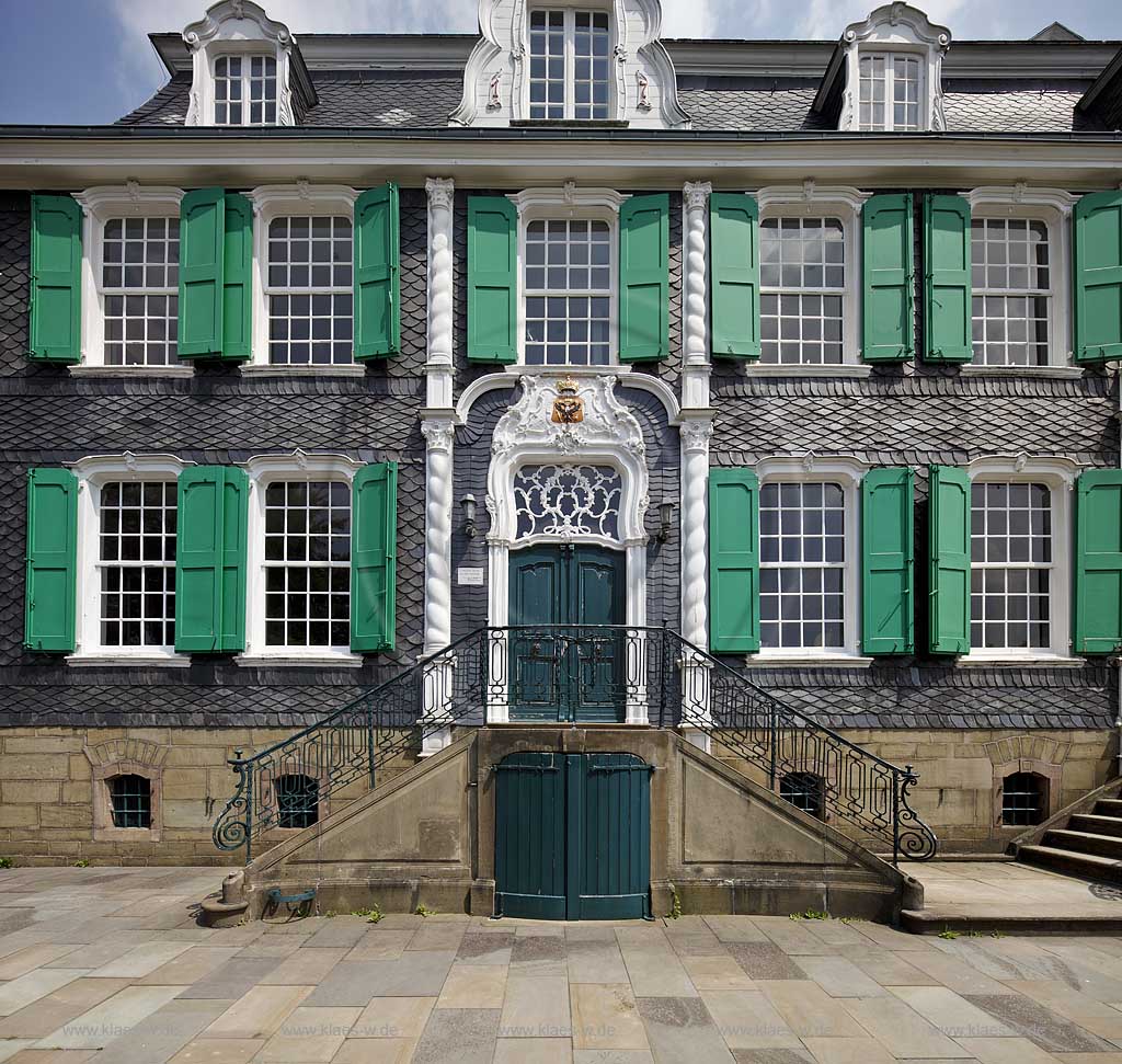 Remscheid Hasten Historisches Zentrum Haus Cleff verschieferte Fassade des Patrizierhauses aus dem Rokoko mit verziertem Portal in weiss  und Schlaglaeden gruen, Treppenaufgan aus Naturstein; Remscheid Hasten front of patrician house Cleff from rokoko aerea