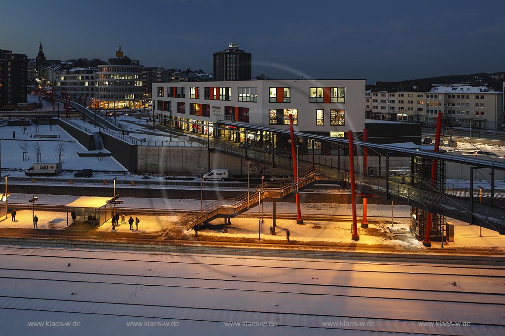 Remscheid, Hauptbahnhof, Nordsteg ueber Freiheitsstrasse, verbindet die Innenstadt mit dem Bahnhof; Remscheid, central station, bridge over the street Freiheitsstrasse, connecting the inner city with the central station.