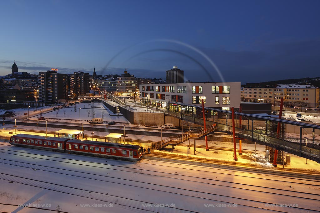 Remscheid, Hauptbahnhof, Nordsteg ueber Freiheitsstrasse, verbindet die Innenstadt mit dem Bahnhof; Remscheid, central station, bridge over the street Freiheitsstrasse, connecting the inner city with the central station.