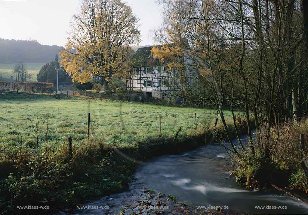Lennep, Remscheid, Regierungsbezirk Dsseldorf, Blick auf alte Herrmannsmhle, Herrmannsmuehle, Fruchtmhle, Fruchtmuehle im Herbst mit Morsbach