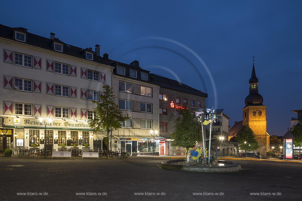 Remscheid Innenstadt,  Blick vom Markt zur Stadtkirche imit dem Remscheider Brauerhaus und dem Marktbrunnen zur Blauen Stunde; Remscheid Innenstadt, view from the market place to the municipal church and the Remscheider Brauerhaus with the fountain Marktbrunnen at blue hour.