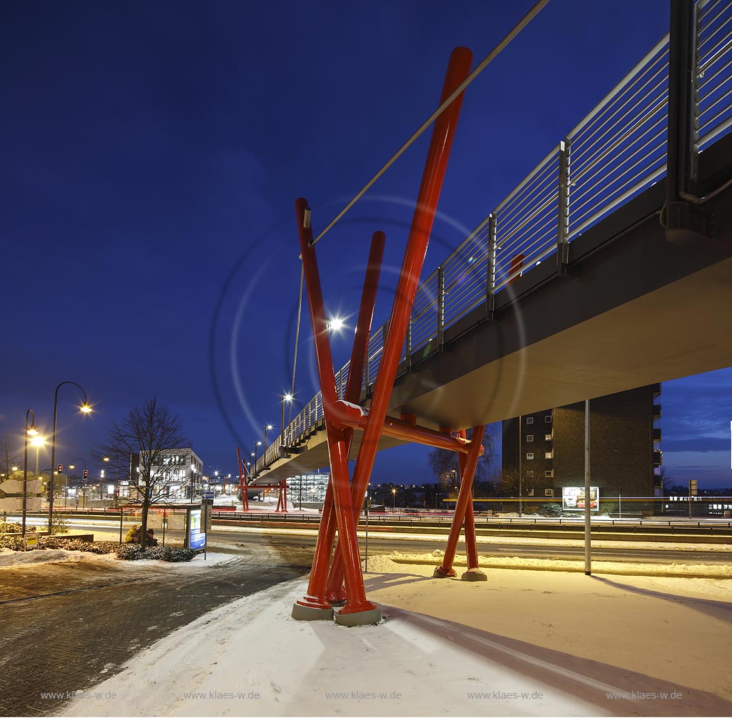 Remscheid, Hauptbahnhof, Nordsteg ueber Freiheitsstrasse, verbindet die Innenstadt mit dem Bahnhof; Remscheid, central station, bridge over the street Freiheitsstrasse, connecting the inner city with the central station.