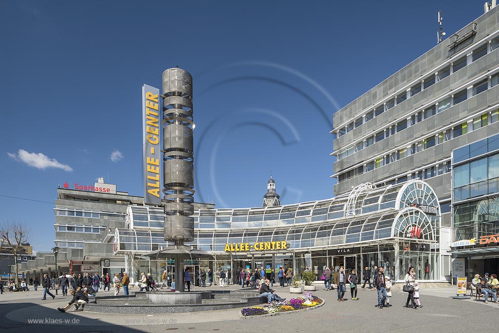 Remscheid obere Alleestrasse mit Saeulenbrunnen vor dem Alleecenter; Remscheid square Alleestrasse with fountain and shopping center Alleecenter.