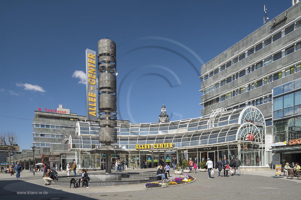 Remscheid obere Alleestrasse mit Saeulenbrunnen vor dem Alleecenter; Remscheid square Alleestrasse with fountain and shopping center Alleecenter.