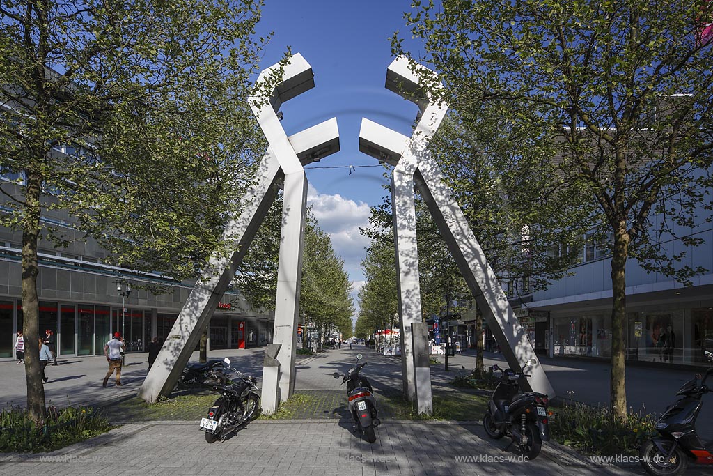 Remscheid, Obere Alleestrasse, Skulptur Licht-Tor, das Licht-Tor ist eine Skulptur des Bildhauers "Lueder Seedorf" auf der oberen Alleestrasse. Das Stahlobjekt wurde 1995 aufgestellt. Es ist acht Meter hoch und zehn Meter breit. In Anlehnung an die Tradition der Werkzeugstadt Remscheid entstanden die stilisierten Zangen als Stadttor mit unterschiedlichen Lichteffekten und zwei Granitsteelen; Remscheid, Obere Alleestrasse, skulpture Licht-Tor.